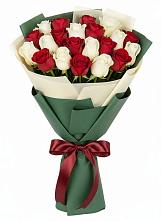Букет Микс из красных и белых роз в Бабаево