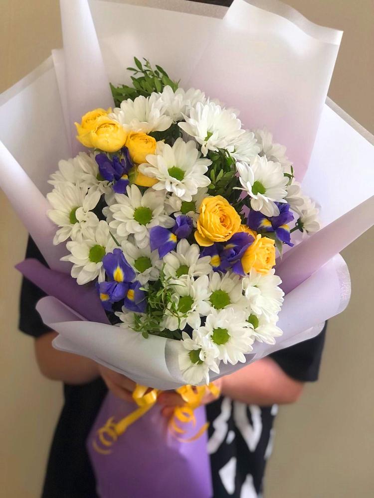 Букет цветов из: Ирисы, Хризантемы и Розы в Бабаево