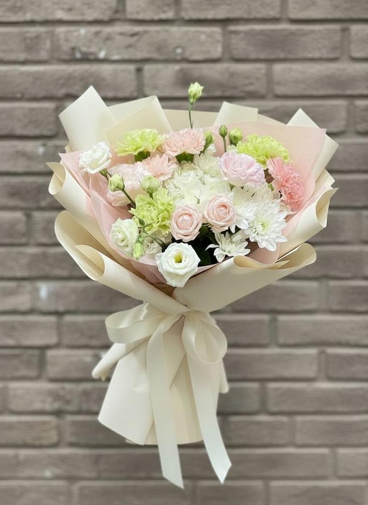Букет цветов из: Гвоздики, Розы, Лизиантусы и Хризантемы в Бабаево