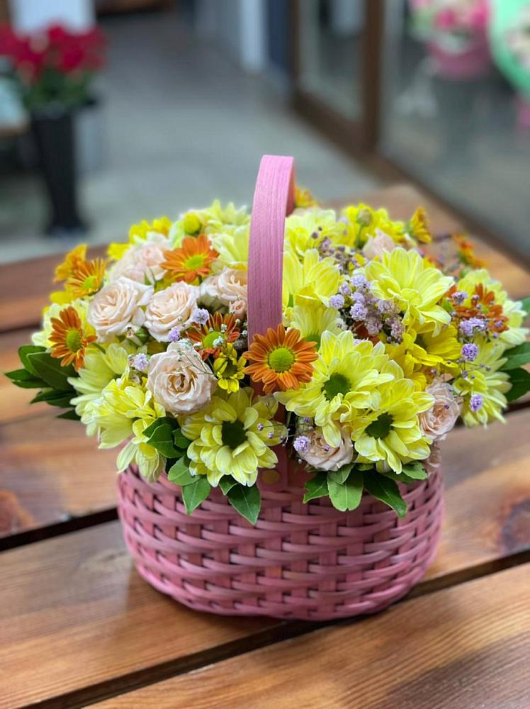 Цветочная композиция из Хризантемы и Розы в корзине в Бабаево
