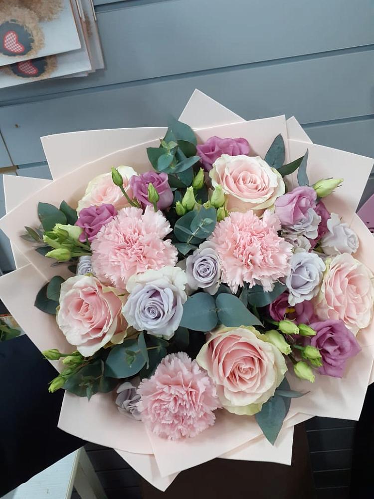 Букет цветов из: Розы, Гвоздики и Лизиантусы в Бабаево